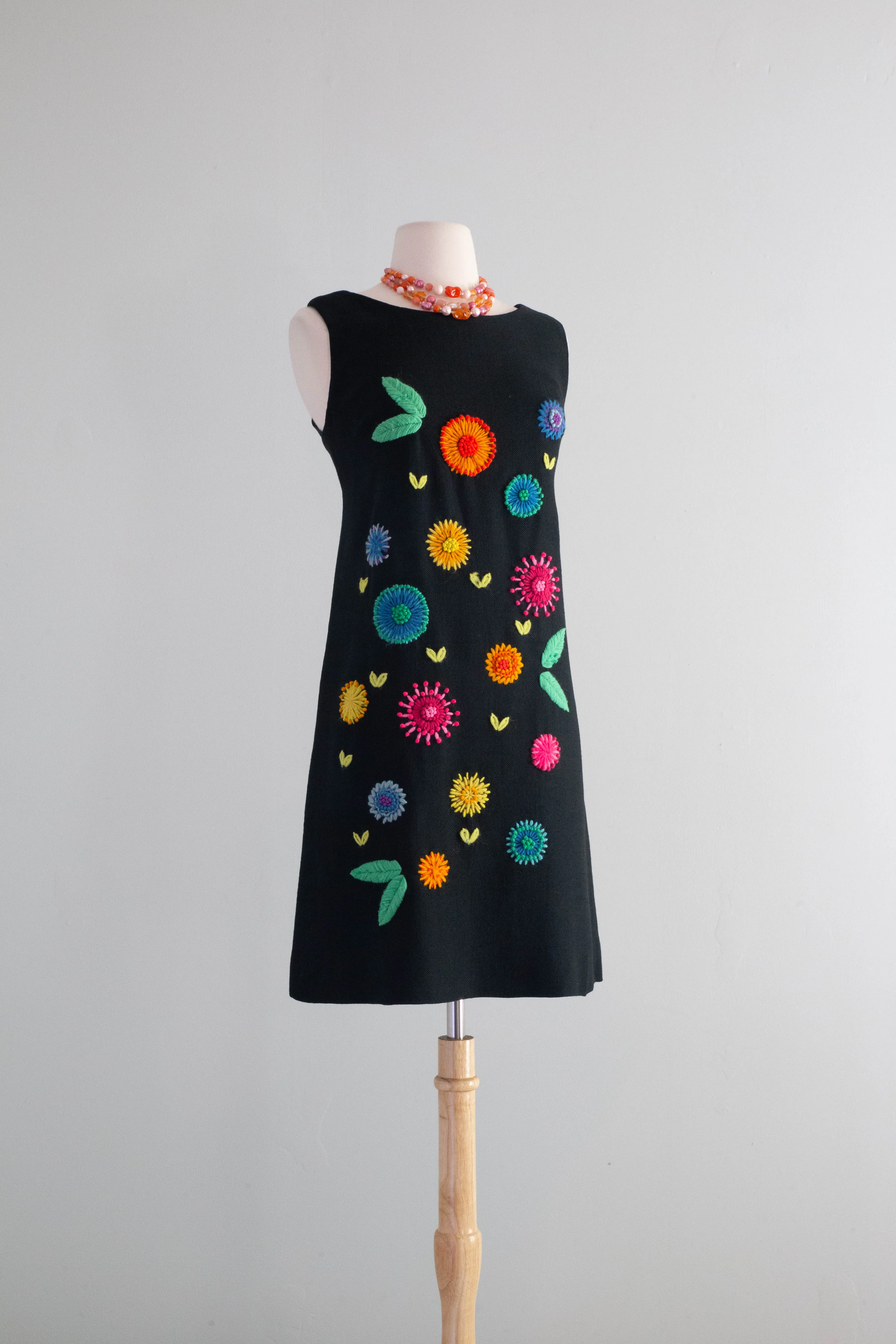 Adorable 1960's Embroidered Floral Shift Dress / Medium