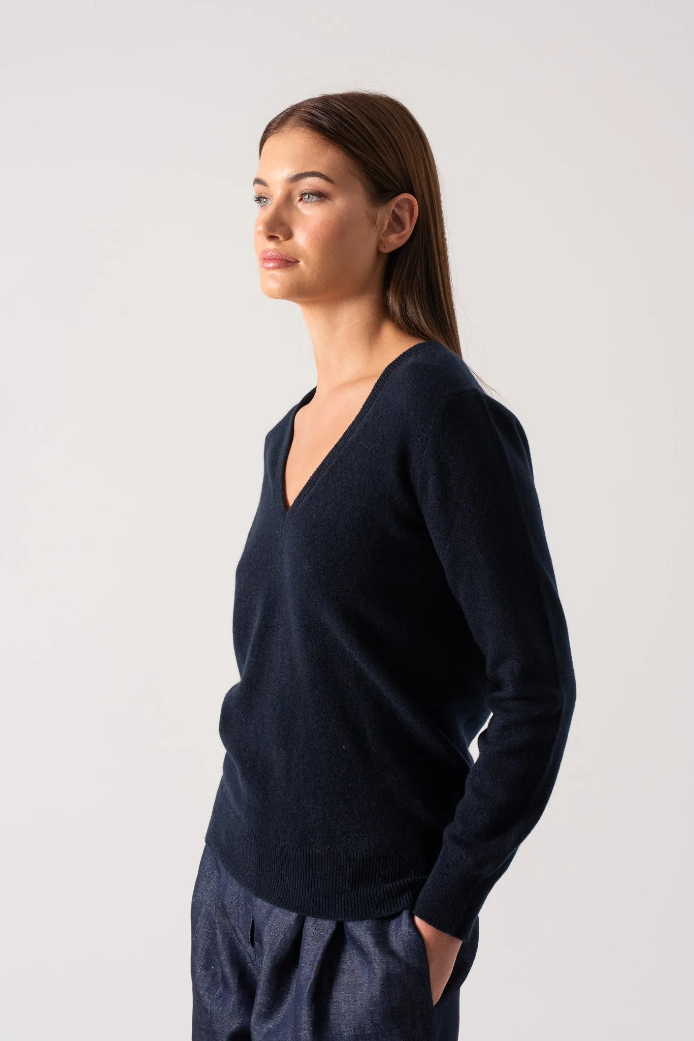 Essenza V-Neck 100% Cashmere Sweater Navy