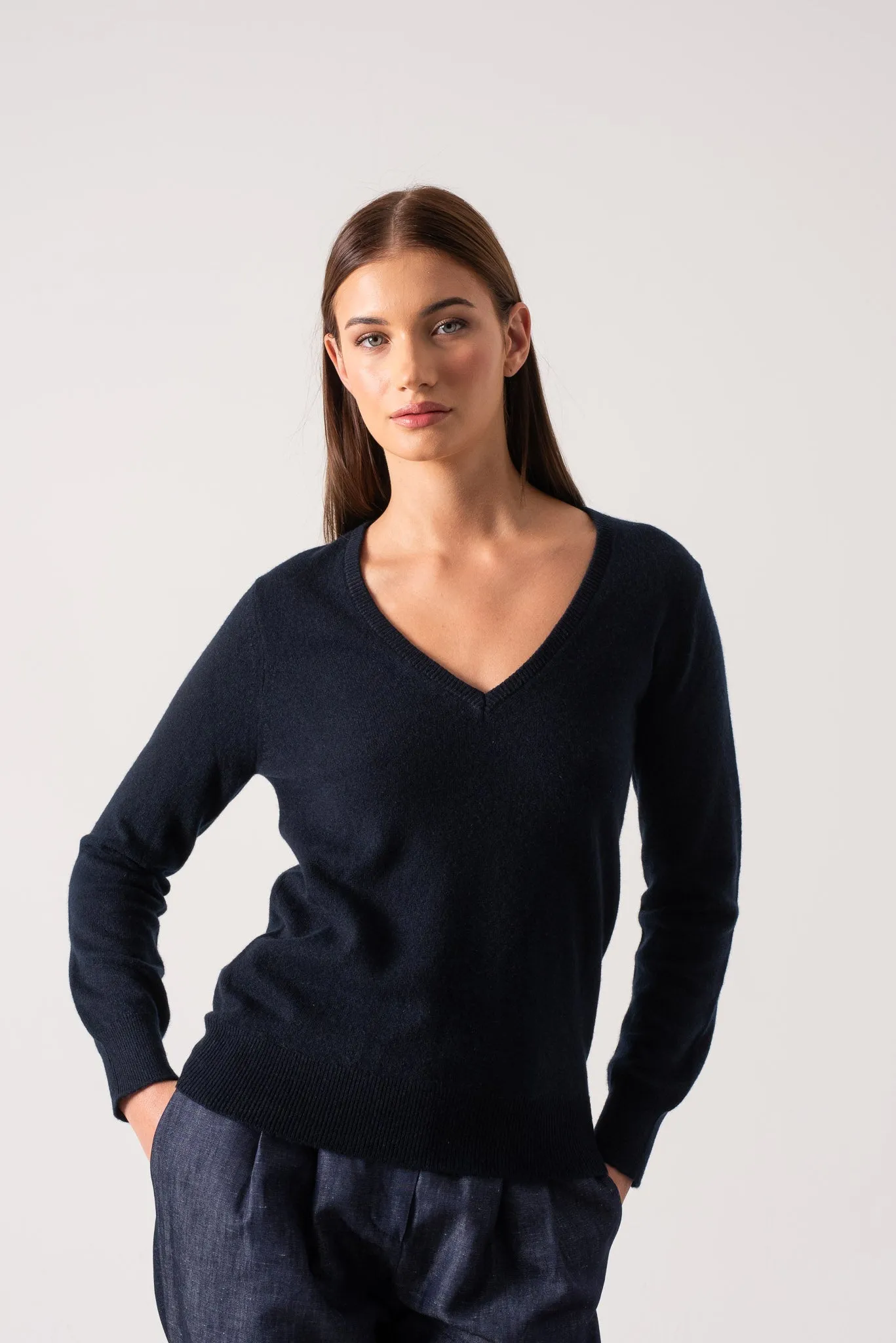 Essenza V-Neck 100% Cashmere Sweater Navy