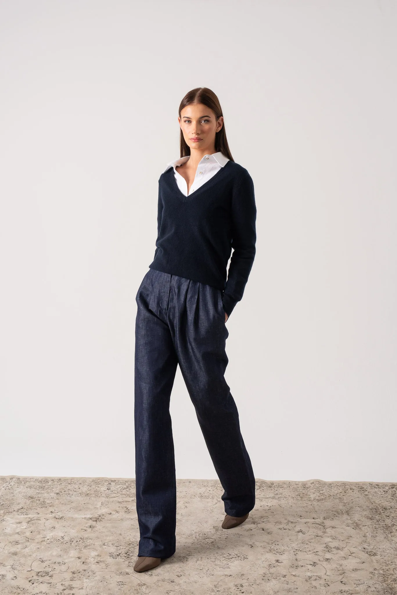 Essenza V-Neck 100% Cashmere Sweater Navy